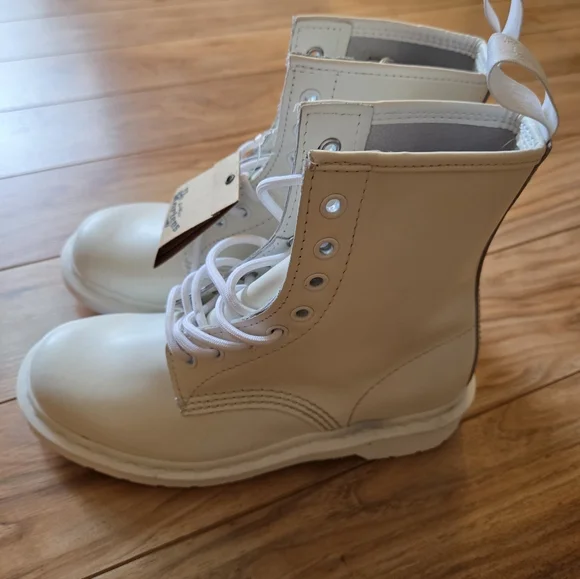 Doc Martens All White Smooth Mono Combat Boots Womens 6 Mens 5 NWT - Picture 4 of 8